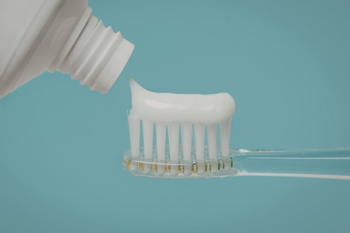 dentifricio sullo spazzolino