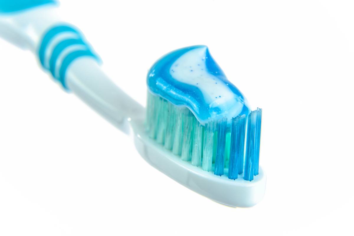 spazzolino con dentifricio