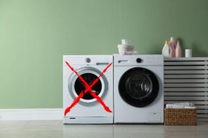 asciugatrice e lavatrice ed x rossa su asciugatrice