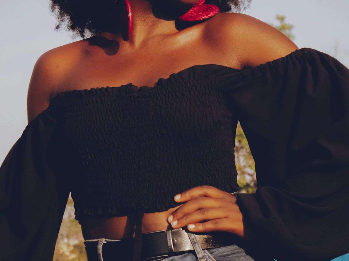 donna con top smanicato nero