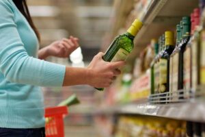 donna acquista olio al supermercato