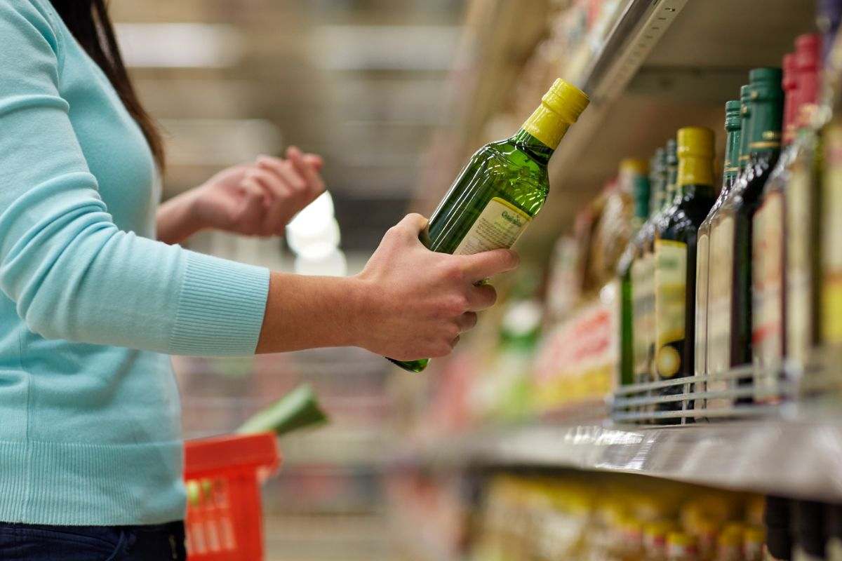 donna acquista olio al supermercato