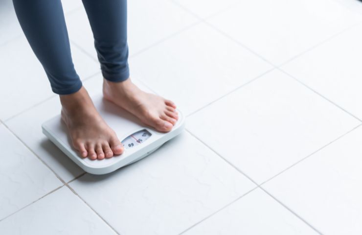 donna sulla bilancia per pesarsi