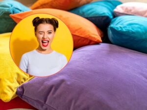 cuscini colorati e donna che fa occhiolino