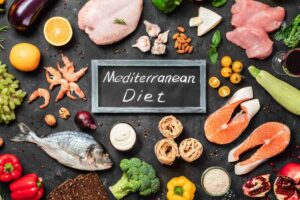 alimenti tipici della dieta mediterranea su sfondo nero