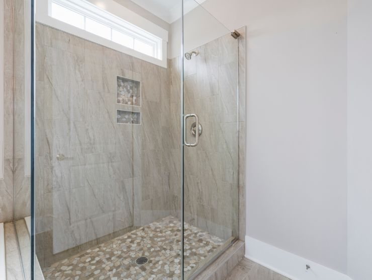 bagno moderno con doccia grande