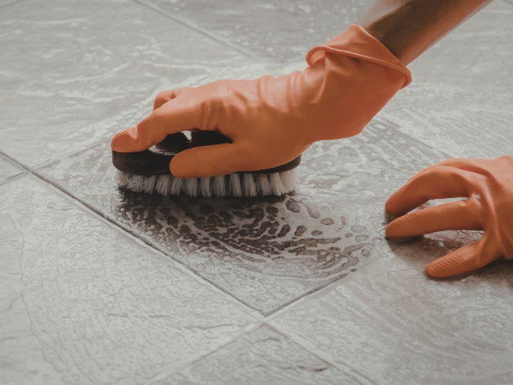 pulizia delle fughe del pavimento