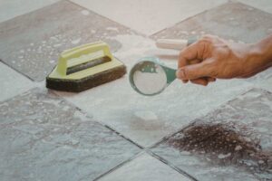 persona che pulisce fughe del pavimento