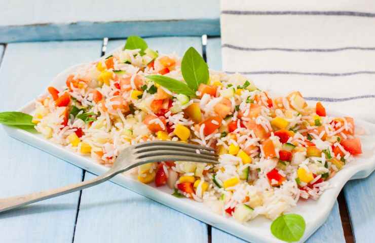 insalata di riso in un piatto bianco