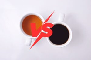 tazza di tè contro una tazzina di caffè