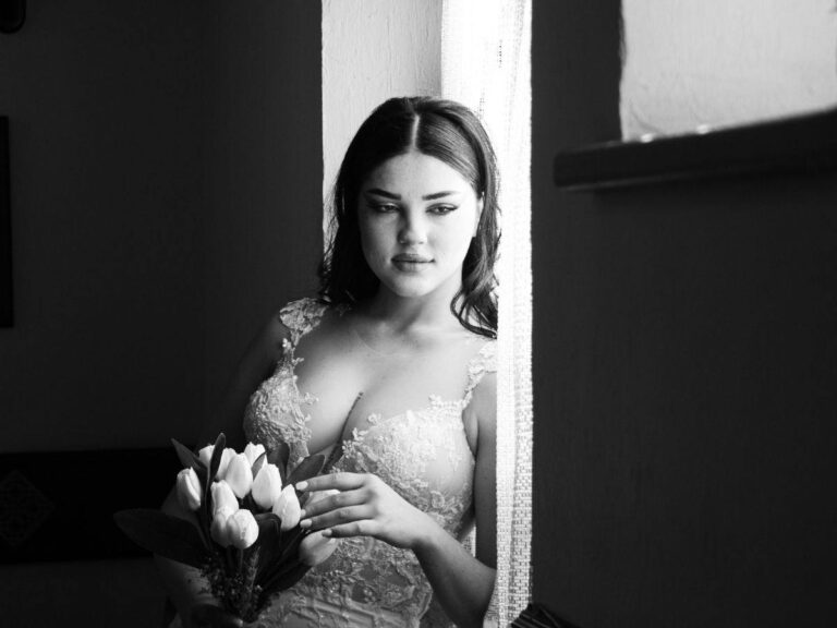 donna con top in merletto