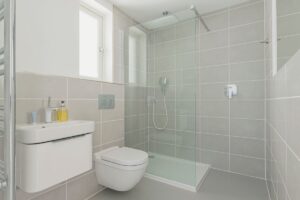 bagno moderno con doccia con piastrelle